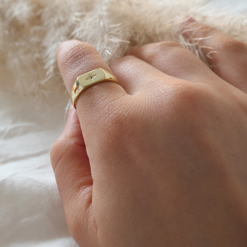 detalle anillo mariana de la marca elas collection