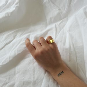 detalle anillo ximena de la marca elas collection