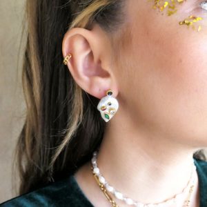 detalle pendientes shiny pearl de la marca elas collection