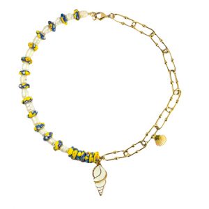 collar caracola de la marca elas collection en color azul marino y amarillo