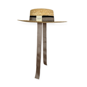 lateral del sombrero agarimo de paja realizado de forma artesanal en galicia con tiras beige de la marca elas collection