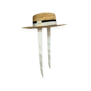 lateral del sombrero solpor de paja realizado de forma artesanal en galicia con tiras blancas de la marca elas collection
