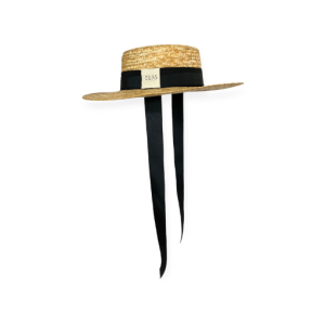 lateral del sombrero saraiba de paja realizado de forma artesanal en galicia con tiras negras de la marca elas collection
